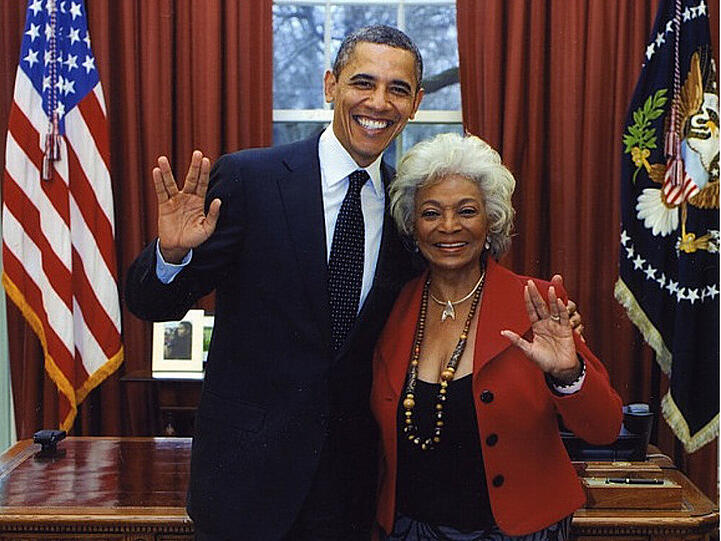 US-Präsident Barack Obama und Nichelle Nichols, die Lieutenant Uhura in "Star Trek "spielte, machen den Vulkanier-Gruß bei einem Treffen 2012