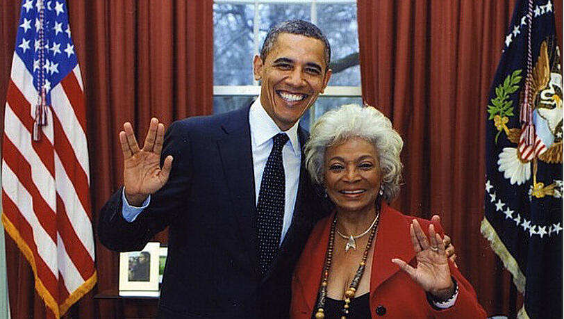 US-Präsident Barack Obama und Nichelle Nichols, die Lieutenant Uhura in "Star Trek "spielte, machen den Vulkanier-Gruß bei einem Treffen 2012 US-Präsident Barack Obama und Nichelle Nichols, die Lieutenant Uhura in "Star Trek "spielte, machen den Vulkanier-Gruß bei einem Treffen 2012