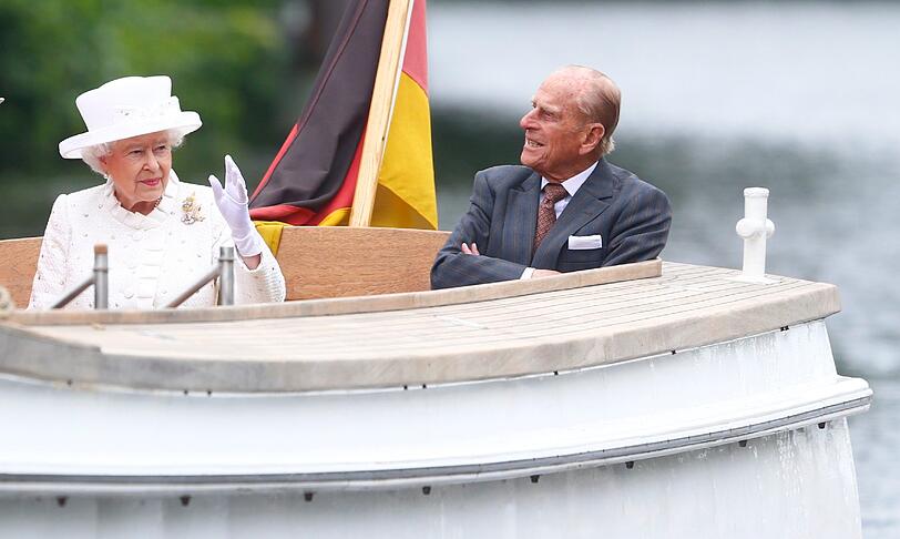 Queen Elizabeth II. und ihr Mann Prinz Philip fahren gemeinsam mit Bundespräsident Joachim Gauck und dessen Lebensgefährtin Daniela Schadt auf dem Boot "Ajax" auf der Spree entlang.
