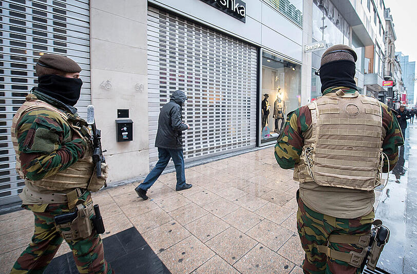 Militär und Polizei zeigen in Brüssel Präsenz, viele Geschäfte und Einrichtungen sind geschlossen. Es herrscht höchste Terror-Warnstufe in der belgischen Hauptstadt.