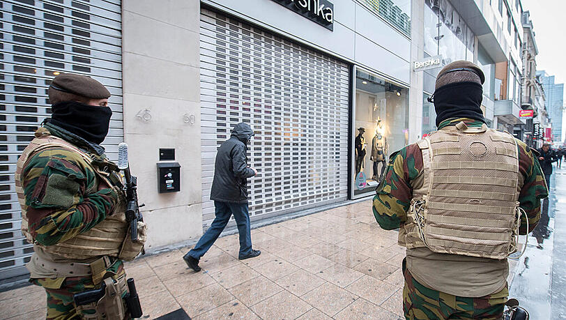 Militär und Polizei zeigen in Brüssel Präsenz, viele Geschäfte und Einrichtungen sind geschlossen. Es herrscht höchste Terror-Warnstufe in der belgischen Hauptstadt. Militär und Polizei zeigen in Brüssel Präsenz, viele Geschäfte und Einrichtungen sind geschlossen. Es herrscht höchste Terror-Warnstufe in der belgischen Hauptstadt.