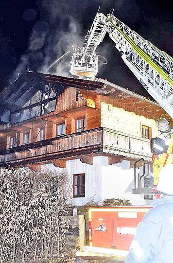 Bilder vom Dachstuhlbrand in Irschenberg. Vermutlich sorgte eine Zigarettenkippe für das Feuer.