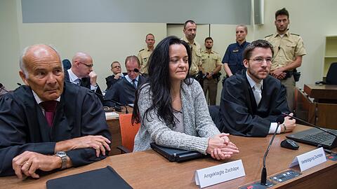 Beate Zschäpe zwischen ihren Anwälten Hermann Borchert (l) und Mathias Grasel.