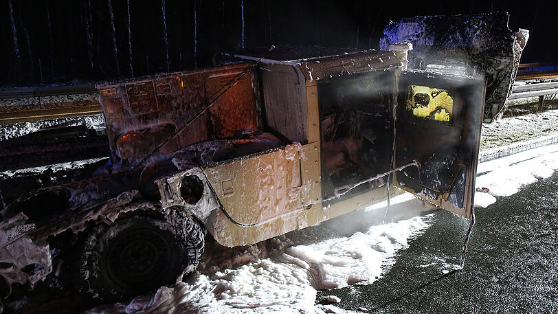 Nachdem der in Flammen stehende Hummer unkontrolliert über die Autobahn gerollt war, brannte er an der Mittelleitplanke völlig aus. Die Bilder.
