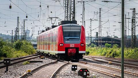 In Augsburg haben unbekannte Täter zwei Regionalbahnen mit Steinen beworfen. (Symbolbild)