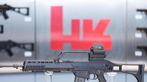 Das Sturmgewehr G36 steht beim Waffenhersteller Heckler&Koch in einem Ausstellungsraum.