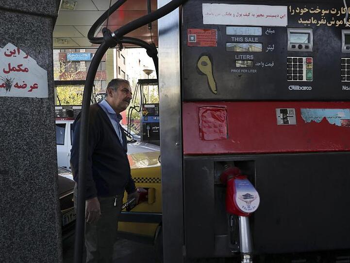 Mit einer staatlichen Benzinkarte können die Iraner nur noch bis zu 60 Liter Benzin im Monat zu einem Literpreis von umgerechnet 12 Cent tanken. Wer mehr tanken will, muss fast das Dreifache des bisherigen Preises zahlen.