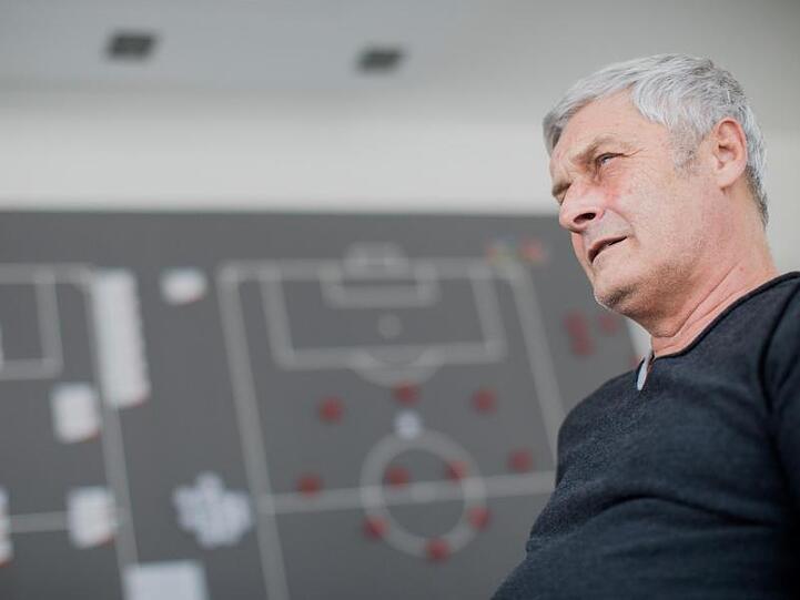 Schaut dem Zweitliga-Topspiel optimistisch entgegen: Armin Veh.