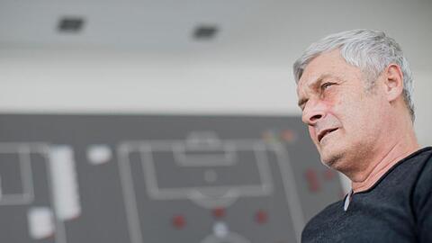 Schaut dem Zweitliga-Topspiel optimistisch entgegen: Armin Veh.