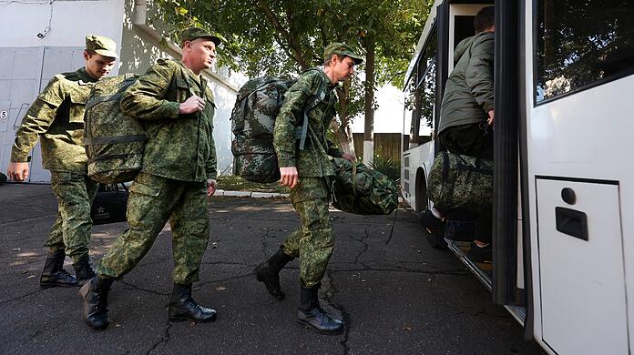 Krasnodar: Russische Rekruten steigen in der Nähe eines militärischen Rekrutierungszentrums  in einen Bus ein.