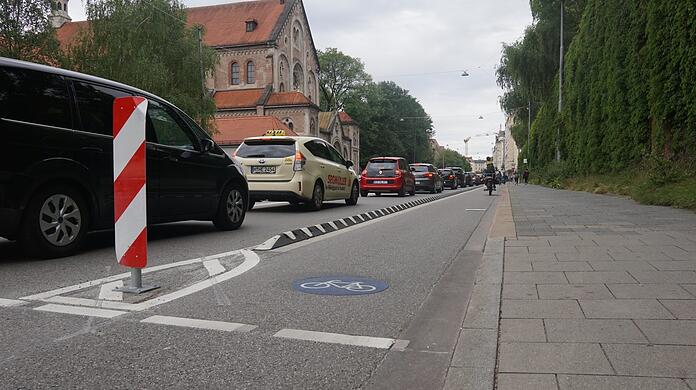 Fallen kaum auf: Die weißen Beton-Klebeelemente sind an der Kapuzinerstraße angebracht worden.