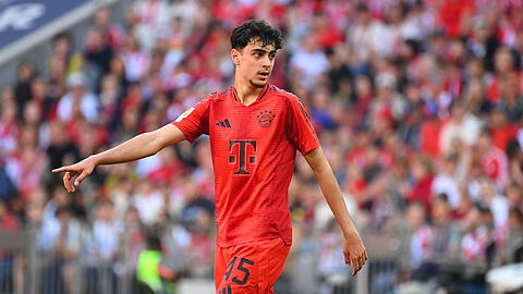 Unter Vincent Kompany im Mittelfeld des FC Bayern gesetzt: Aleksandar Pavlovic.