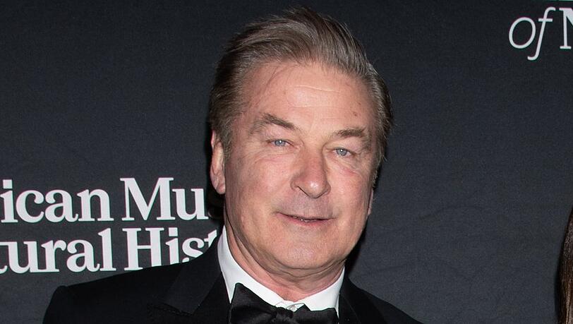 Alec Baldwin geht gegen die Staatsanwaltschaft und die Behörden im "Rust"-Fall vor.