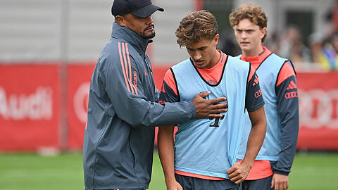 Trainer Vincent Kompany (l.) im Training an der Säbener Straße mit Neuzugang Tom Bischof, der in seinem ersten Jahr beim FC Bayern lernen soll.