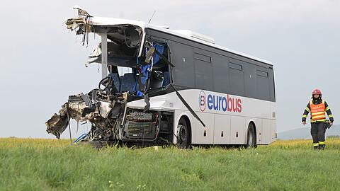 Beim Zusammenstoß wurde der Busfahrer im Wrack eingeklemmt und musste von der Feuerwehr befreit werden.