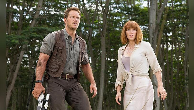 "Jurassic World": Owen (Chris Pratt, l.) und Claire (Bryce Dallas Howard) k&auml;mpfen um ihr Leben.