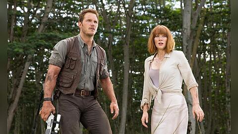 "Jurassic World": Owen (Chris Pratt, l.) und Claire (Bryce Dallas Howard) k&auml;mpfen um ihr Leben.