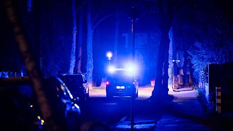 Ein Polizeifahrzeug f&auml;hrt w&auml;hrend eines Stromausfalls durch die Beskidenstra&szlig;e im Berliner Ortsteil Nikolassee.