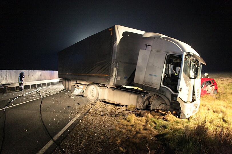 Zwei Tote und mehrere Schwerverletzte bei Verkehrsunfall nahe Ampfing &ndash; Voll besetztes Auto raste in entgegenkommenden Lkw. Die Bilder vom schrecklichen Crash.