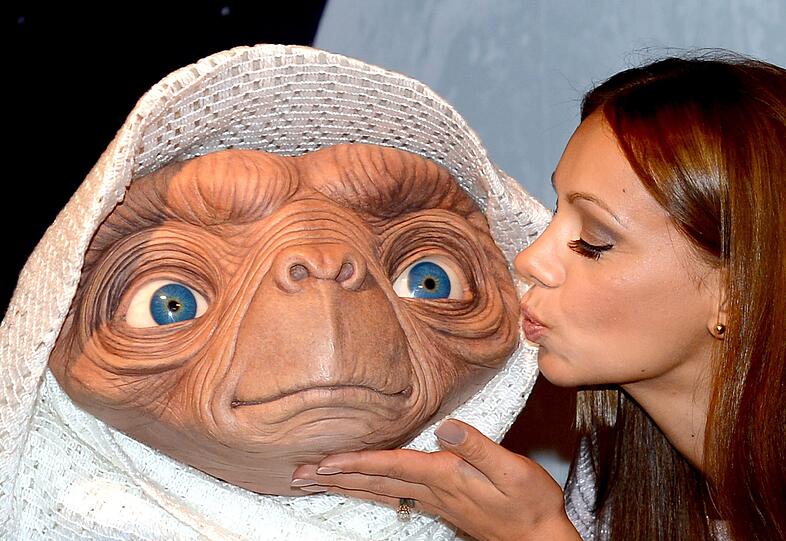 Ex-Dschungelcamp-Bewohnerin und "Momo"-Star Radost Bokel freute sich am Montag über die neue E.T.-Wachsfigur im Berliner "Madame Tussaud's".