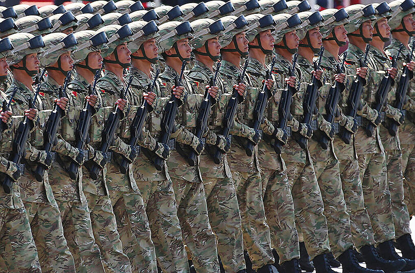 Bei der größten Militärparade seiner Geschichte hat China seine neuen Superwaffen präsentiert.