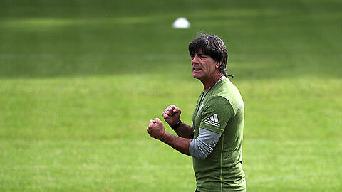 Hat noch wichtige Positions-Entscheidungen zu treffen: Bundestrainer Jogi Löw. Klicken Sie sich in der Bilderstrecke durch die härtesten Konkurrenzkämpfe in der deutschen Mannschaft.