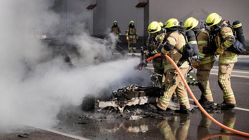 Der Mercedes brannte komplett aus, die Feuerwehr war mit etwa 30 Mann vor Ort. Klicken Sie sich durch die Bilder.
