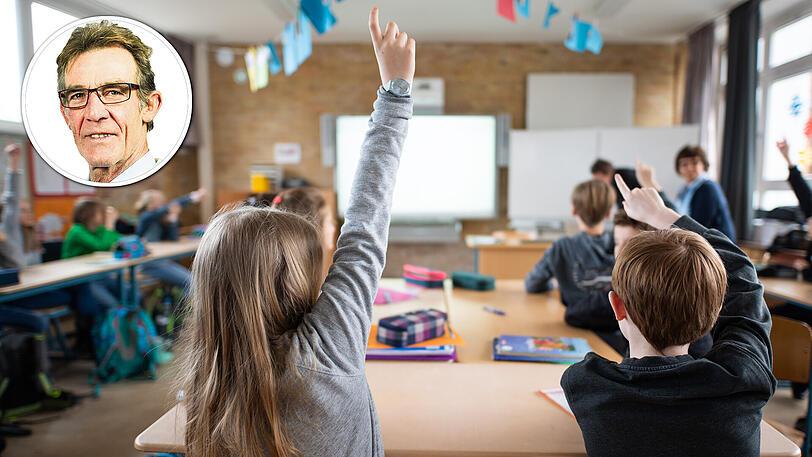Schüler melden sich im Unterricht.