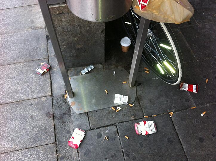 Wohin mit Zigaretten und Müll? Dieser Eimer hier am U-Bahnaufgang an der Arnulfstraße ist eindeutig zu klein.