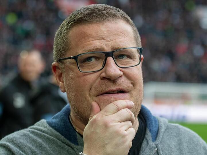 Mönchengladbachs Manager Max Eberl fasst sich an das Kinn. Foto: Stefan Puchner/dpa/Archivbild