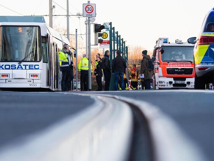 Der Unfall ereignete sich an einer stark befahrenen Kreuzung, die anschließend weiträumig abgesperrt wurde.