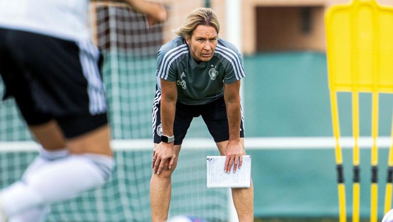 Bundestrainerin Martina Voss-Tecklenburg verfolgt das Training des deutschen Frauen-Nationalteams.