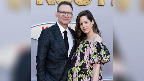 Christian Slater und seine Ehefrau Brittany werden wieder Eltern - das offenbarten sie mit ihrem gemeinsamen Auftritt bei der "Unfrosted"-Premiere.