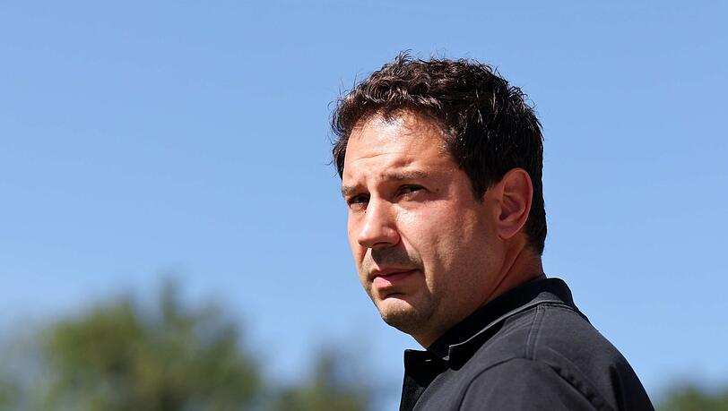 Sorgenvoller Blick: Trainer Giannikis hat den schlechtesten 1860-Start in der Drittliga-Geschichte hingelegt. Sorgenvoller Blick: Trainer Giannikis hat den schlechtesten 1860-Start in der Drittliga-Geschichte hingelegt.