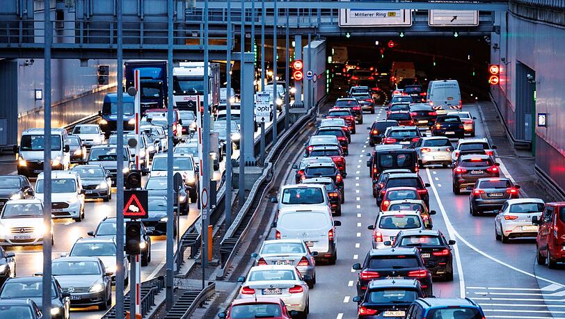 Straßenverkehr ist eine der Quellen für Feinstaub (Archivbild). Straßenverkehr ist eine der Quellen für Feinstaub (Archivbild).