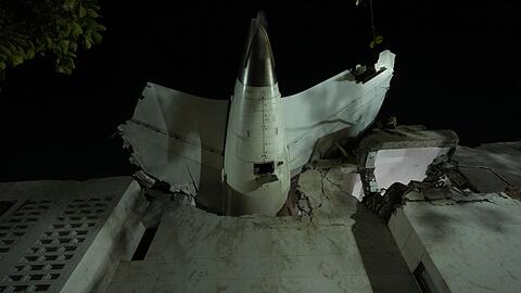 Das Heck des Flugzeugs steckt in einem Gebäude an der Absturzstelle in der nordwestindischen Stadt Ahmedabad im Bundesstaat Gujarat. (Foto aktuell)