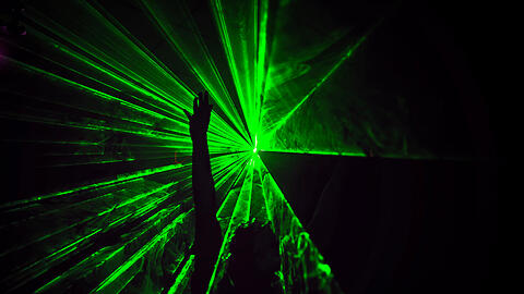 Polizisten sprengen eine Rave-Party in einem Waldstück zwischen der A92 und der A99 am Autobahndreieck München-Feldmoching. (Symbolbild)