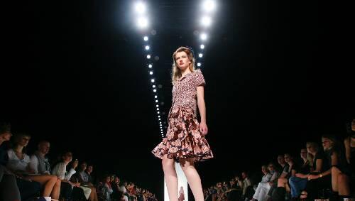 Licht aus, Scheinwerfer an: Die Mercedes Benz Fashion Week in Berlin ist in vollem Gange. Hier zeigt ein Model eine Kreation der östereichischen Designerin Lena Hoschek. Licht aus, Scheinwerfer an: Die Mercedes Benz Fashion Week in Berlin ist in vollem Gange. Hier zeigt ein Model eine Kreation der östereichischen Designerin Lena Hoschek.
