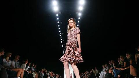 Licht aus, Scheinwerfer an: Die Mercedes Benz Fashion Week in Berlin ist in vollem Gange. Hier zeigt ein Model eine Kreation der östereichischen Designerin Lena Hoschek.