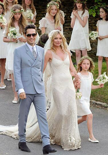 Kate Moss trug ein eher champagnerfarbenes Kleid, das John Galliano entworfen hat.