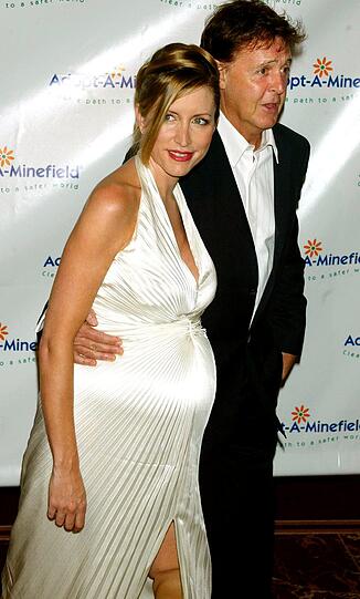 ...2003 kam Töchterchen Beatrice Milly auf die Welt, 2007 folgte die Trennung, 2008 war die Scheidung offiziell (und mit ihr eine gerichtlich angeordnete Abfindung von 32 Millionen fürs Baby). Zu dieser Zeit war McCartney bereits mit seiner jetzigen Ehefrau Nancy liiert. Die beiden heirateten am Sonntag in der London - übrigens in der Marylebone Townhall, wo er bereits seine Linda geheiratet hatte. Noch häufiger verheiratet...