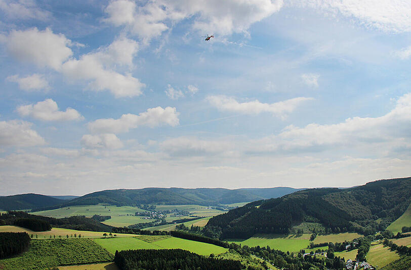 Ein Hubschrauber fliegt in der Nähe der Unglücksstelle.