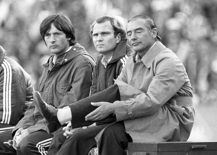 Seit 1977 praktiziert der Kult-Arzt beim FC Bayern. In dieser Zeit erlebte er 18 verschiedene Trainer. Hier ein Archivbild aus der Saison 1982/1983 mit den jungen Müller-Wohlfahrt, Uli Hoeneß und dem damaligen Trainer Pal Csernai.