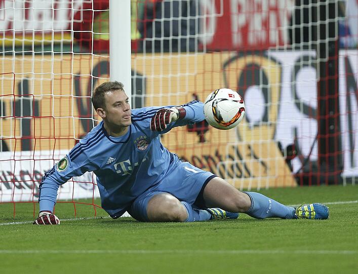 MANUEL NEUER: NOTE 3.
Bisschen leichtfertig bei seinem Chip zurück nach Rückpass von Alaba  
(30.). Ansonsten nur von Alaba überrascht bei dessen Bogenlampe ins  
eigene Netz &ndash; zurückgepfiffen.