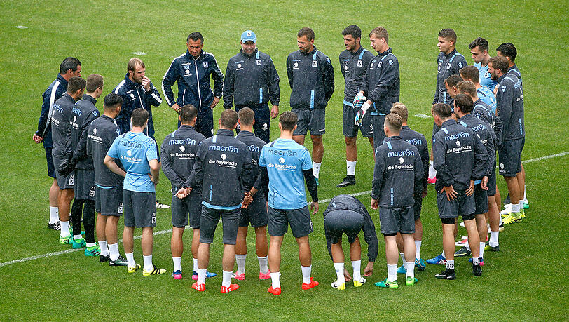 Die neuformierte Löwen-Mannschaft beim Trainingsauftakt am Montag. Die neuformierte Löwen-Mannschaft beim Trainingsauftakt am Montag.