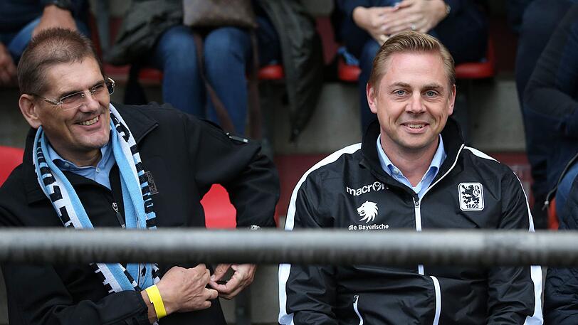 Hofft auf einen Sieg im Spitzenspiel gegen Schweinfut: Markus Fauser (r.), hier mit Vizepräsident Heinz Schmidt.