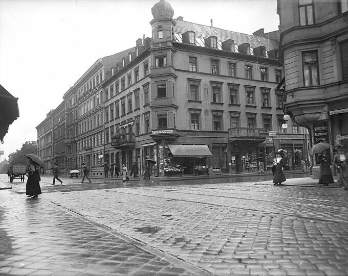 Barer- Ecke Schellingstraße, um 1910: Das Wirtshaus &bdquo;Schelling-Salon&ldquo; gab es schon damals. Später verkehrte dort auch Adolf Hitler.