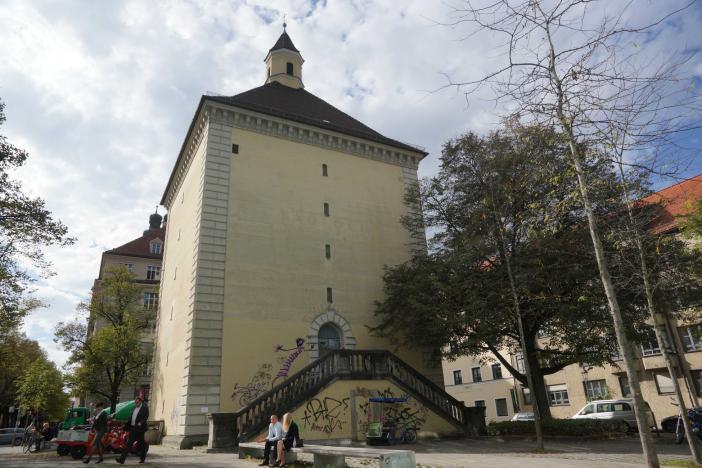 Für die Nutzung des leerstehenden Hochbunkers an der Blumenstraße gibt es gleich zwei Ideen.	Foto: Daniel von Loeper