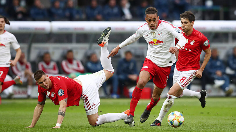 NIKLAS SÜLE, NOTE 3: Zeigte mit einer rustikalen Grätsche gegen Poulsen den Leipzigern gleich, was Sache ist. Allerdings anfangs mit einigen Fehlpässen im Aufbauspiel, stabilisierte sich dann. In dieser Saison spielten Bayern und Leipzig drei Mal gegeneinander, den Sachsen gelang nie ein Tor &ndash; spricht für Bayerns Defensive.