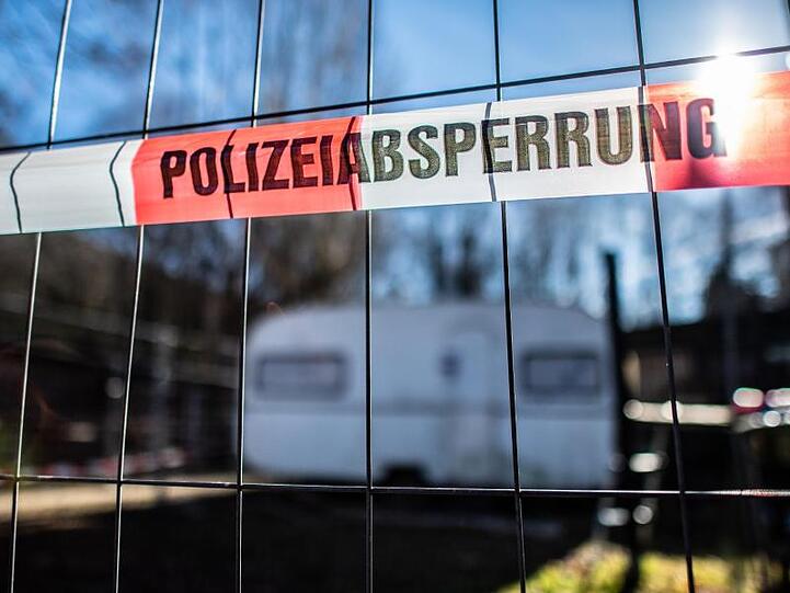 Abgesperrte Parzelle des mutmaßlichen Täters auf dem Campingplatz Eichwald in Lügde.